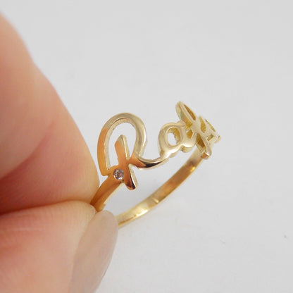 Anel com Nome Ouro 18k e Brilhante segurando na mão