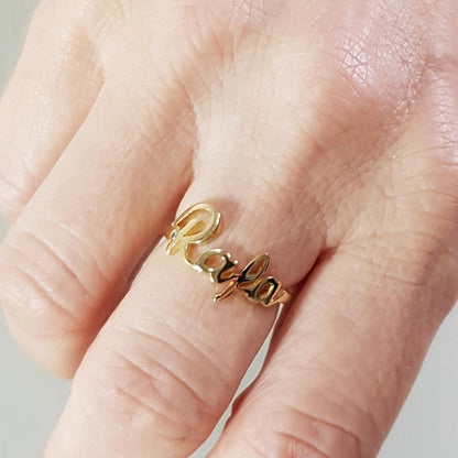 Anel com Nome Ouro 18k e Brilhante no dedo feminino