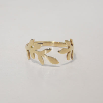 Anel de Ouro 18k Folhas em fundo branco