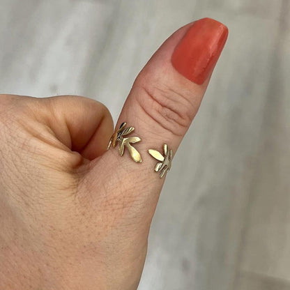 Anel de Ouro 18k Folhas no dedo