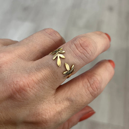 Anel de Ouro 18k Folhas no dedo medio