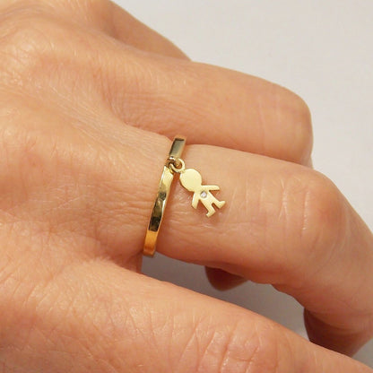 Anel de Ouro 18k com Pingente Filho Diamante no dedo