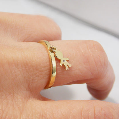 Anel de Ouro 18k com Pingente Filho Diamante no dedo feminino