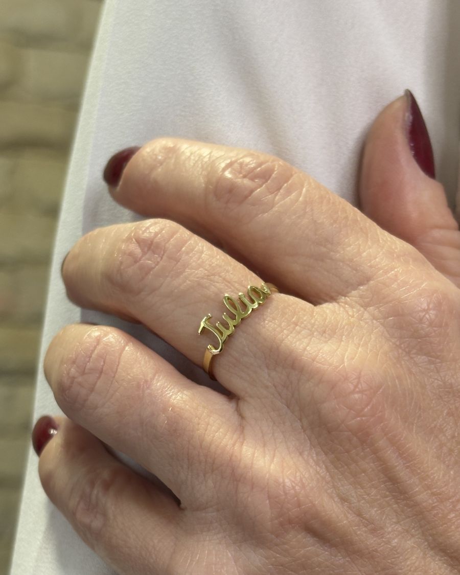Anel com Nome Ouro 18k no dedo feminino