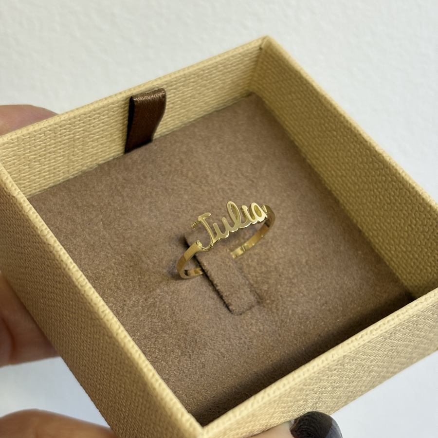 Anel com Nome julia em ouro 18k no estojo de joia