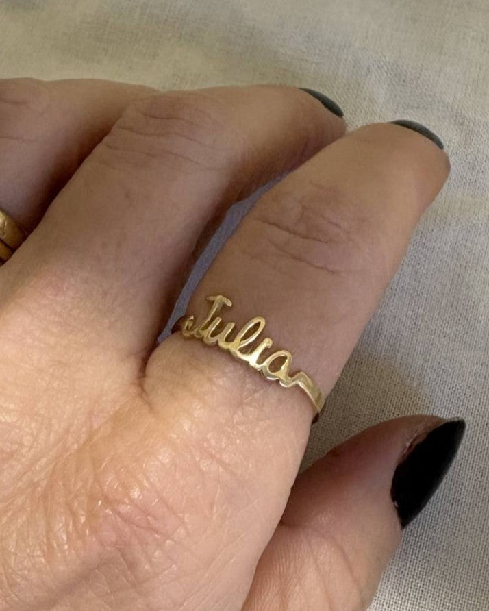 Anel com Nome Julia Ouro 18k no dedo indicador