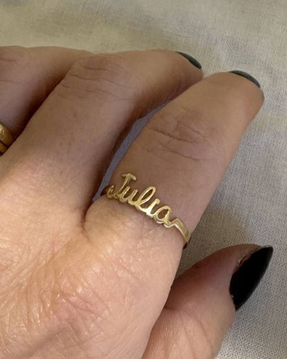 Anel com Nome Julia Ouro 18k no dedo indicador