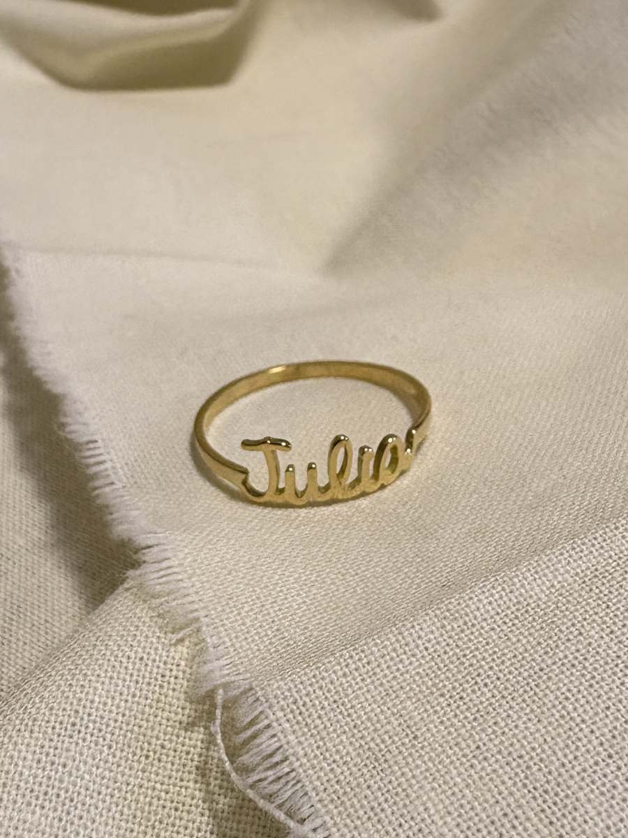 Anel com Nome Julia em Ouro 18k apoiado tecido claro