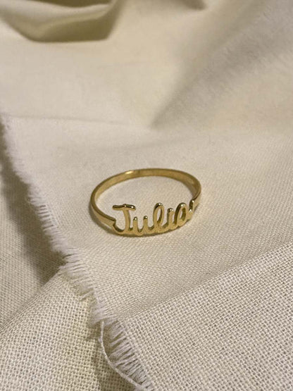 Anel com Nome Julia em Ouro 18k apoiado tecido claro