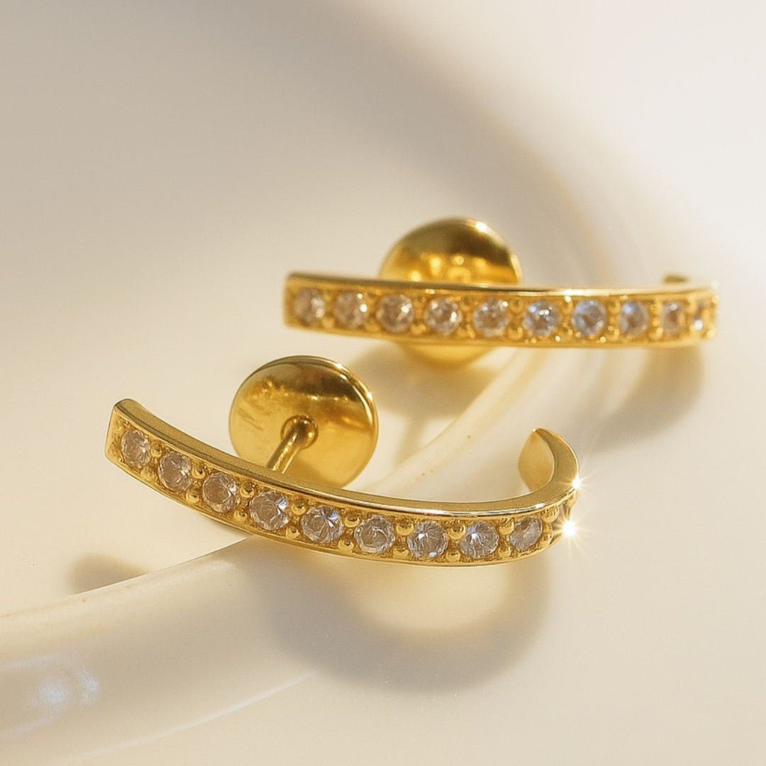 Brinco Meia Argola Curva Diamantes Ouro 18k