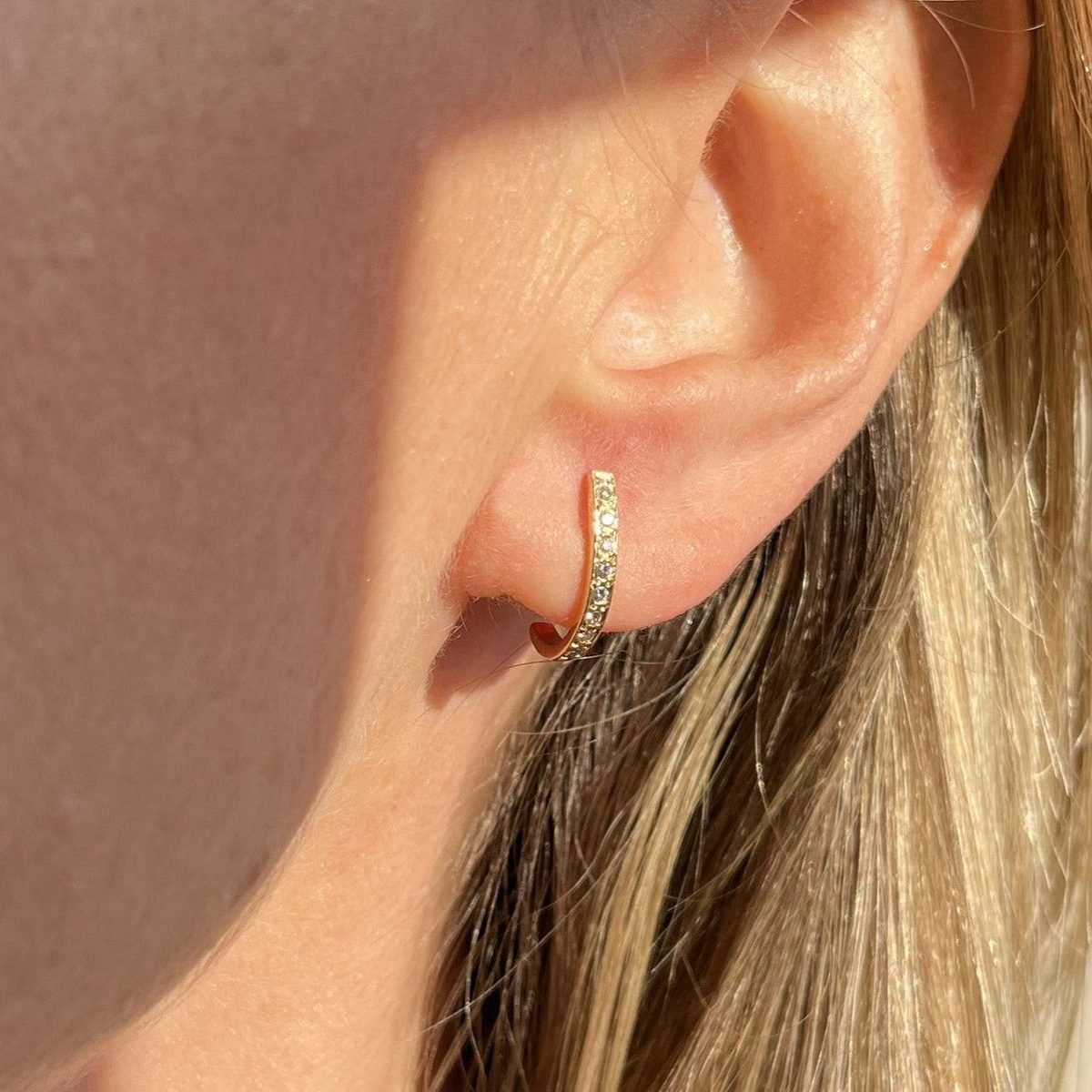 Brinco Meia Argola Curva Diamantes Ouro 18k