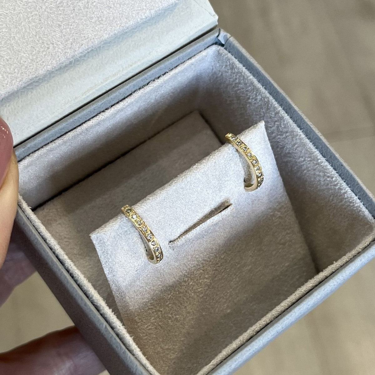 Brinco Meia Argola Curva Diamantes Ouro 18k