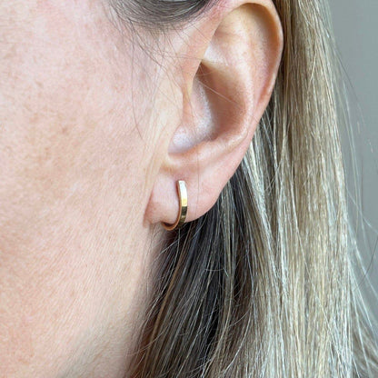 Brinco Meia Argola Curva Ouro 18k