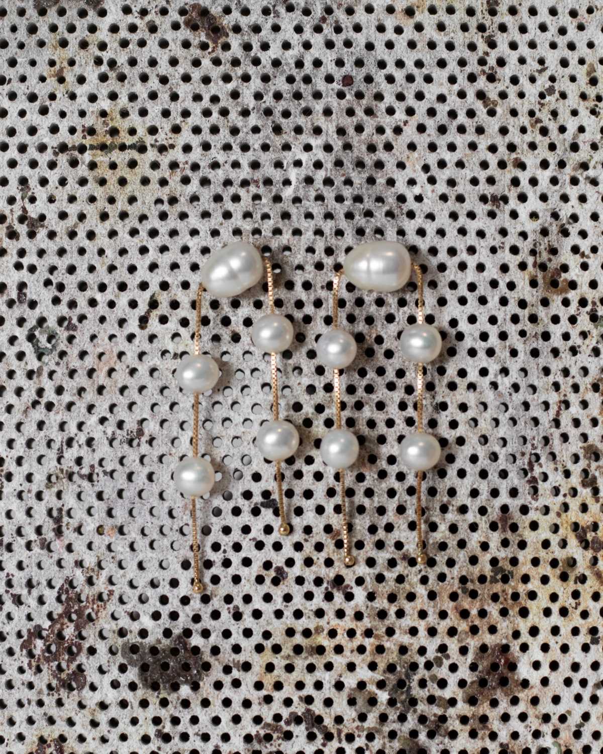 Brinco ouro 18k 5 perolas na pedra