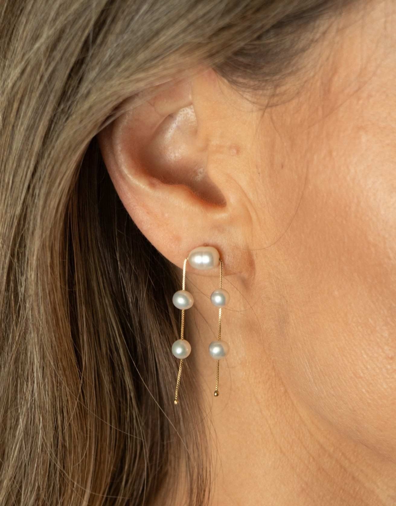 Brinco ouro 18k 5 perolas na orelha feminina