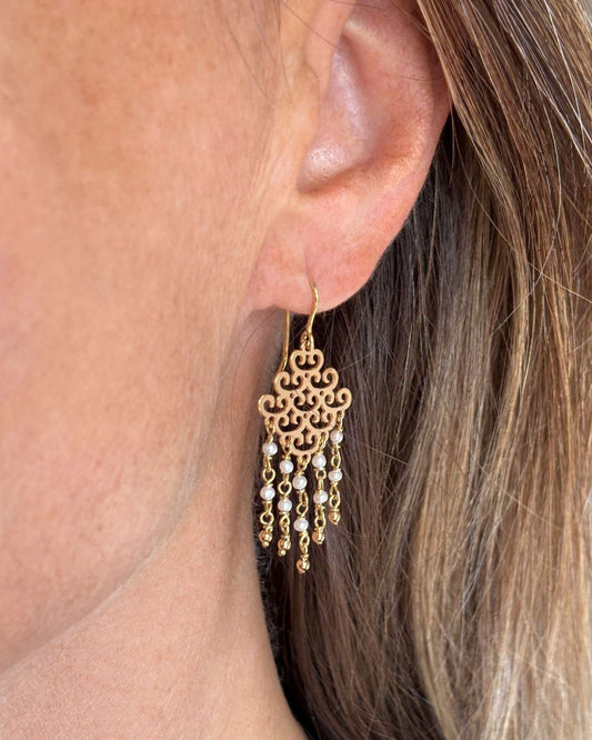 Brinco Chandelier Pérolas Ouro 18k na orelha feminina