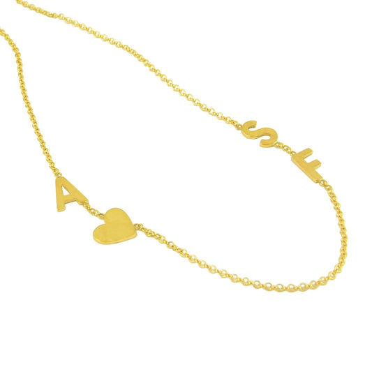 Colar em ouro 18k Personalizado com 3 iniciais e um coração em fundo branco