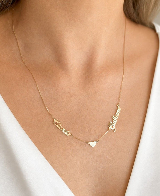 Mulher de 40 anos usando Colar com 2 Nomes personalizados e Coração  em Ouro 18k