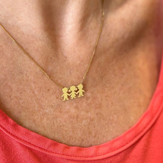 Colar 3 Filhos Unidos Cabelinho Ouro 18k em uso