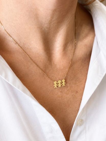 Colar 3 Filhos Unidos Cabelinho Ouro 18k no colo feminino