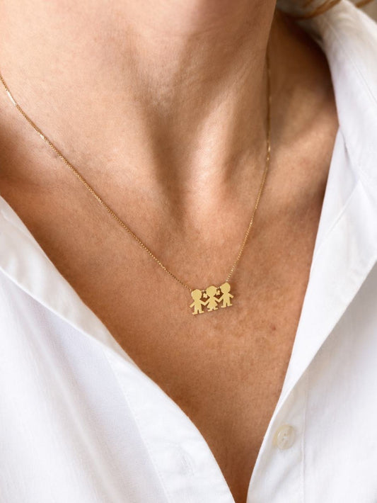 Colar 3 Filhos Unidos Cabelinho Ouro 18k no colo feminino