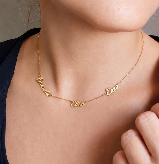 Mulher de 44 anos usando Colar com 3 Nomes Ouro 18k