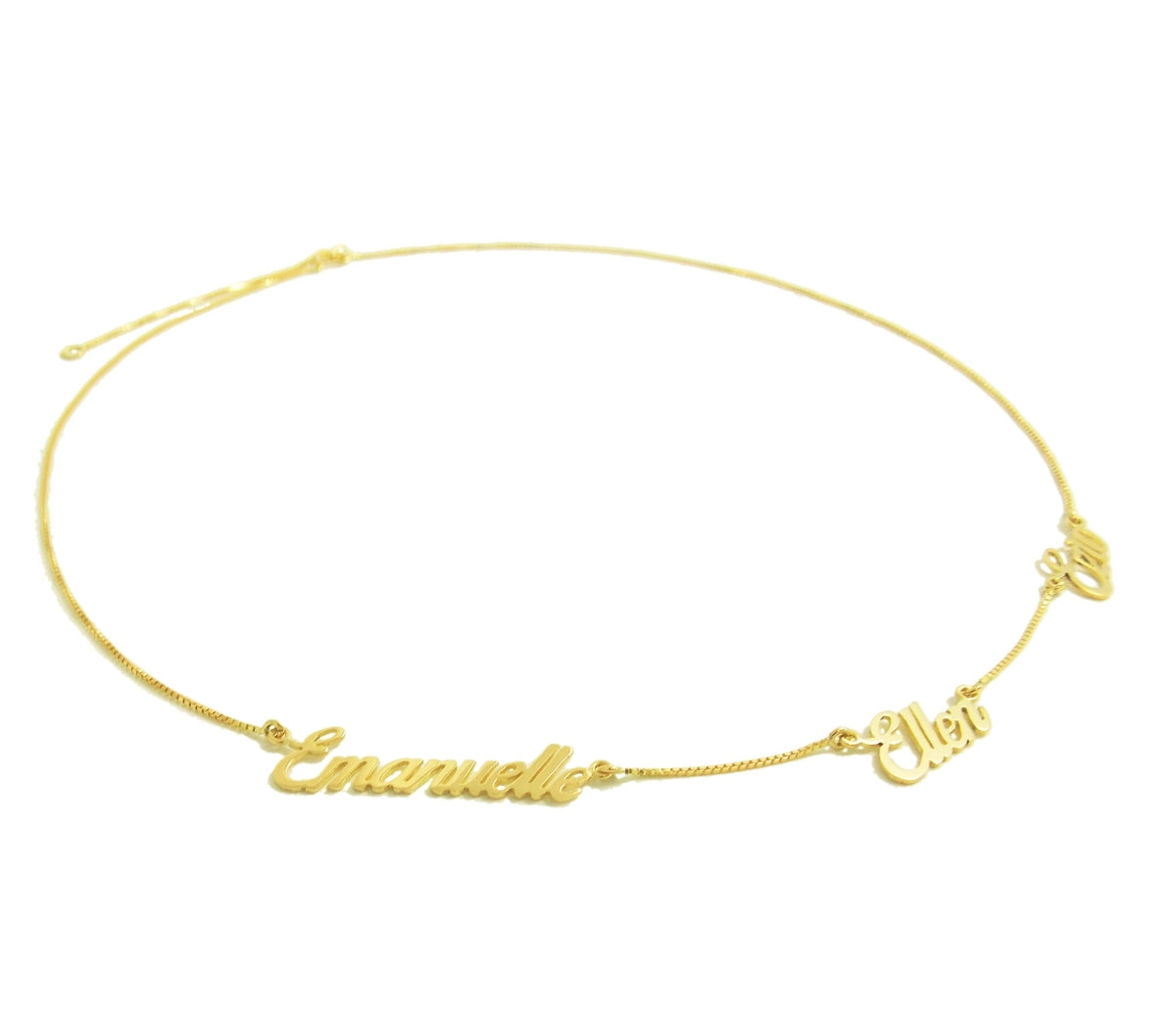 Colar 3 nomes personalizados em ouro 18k em fundo branco