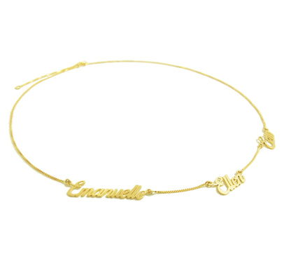 Colar 3 nomes personalizados em ouro 18k em fundo branco