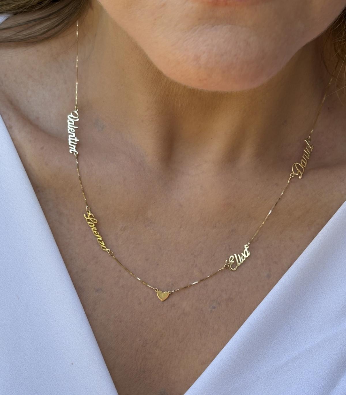 Close no colo da mulher  de 40 anos vestindo Colar com 4 Nomes e Coração Ouro 18k