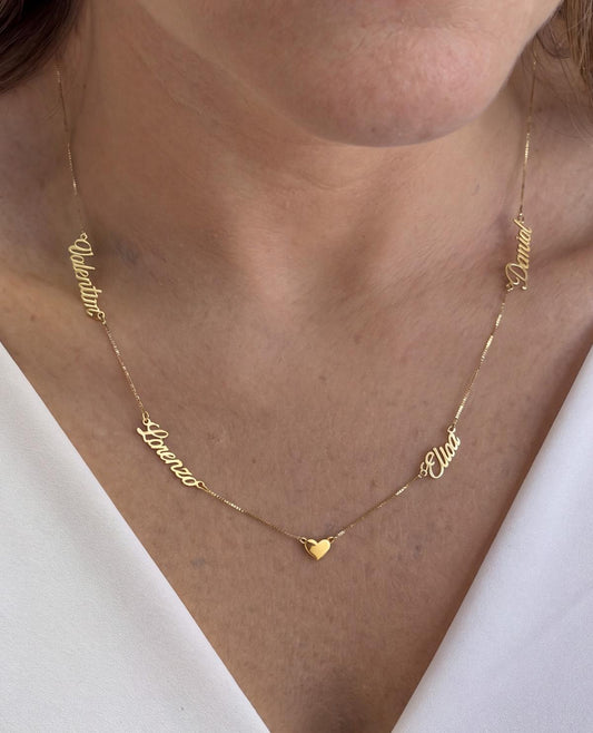 Close no colo da mulher vestindo Colar 4 Nomes Coração Ouro 18k