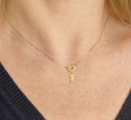 Mulher de 39 anos usando um Colar coração e Menino Ouro 18k
