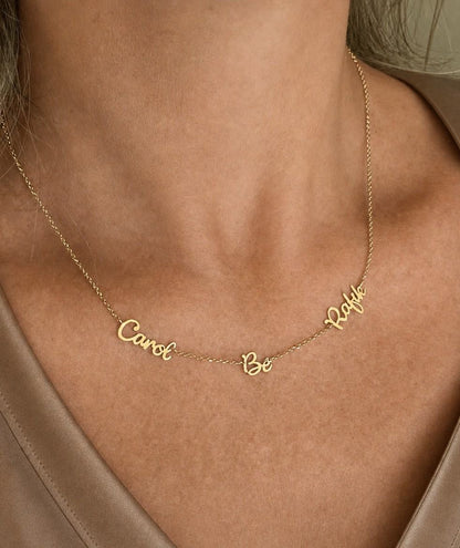 Mulher de 42 anos usando Colar com 3 Apelidos Personalizados Ouro 18k