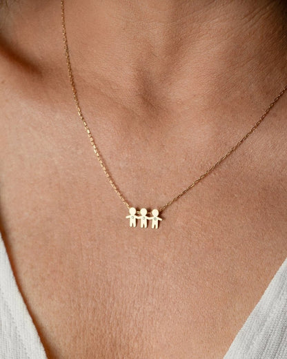 Colar cartier 3 filhos com brilhantes ouro 18k no pescoço