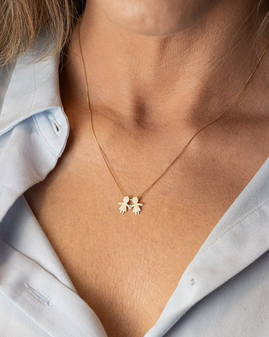 Colar Casal de Mãozinha 1cm Inclinado Diamante Ouro 18k em uso