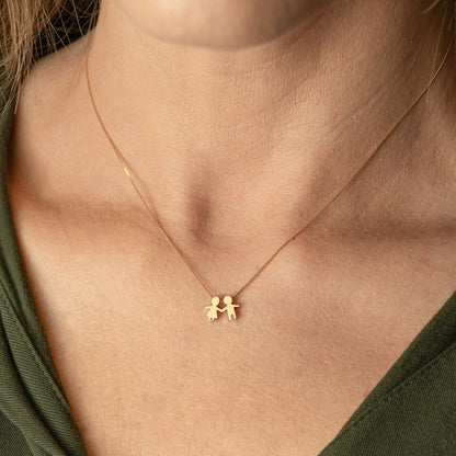 Colar Casal de Mãozinha Inclinado Ouro 18k em uso