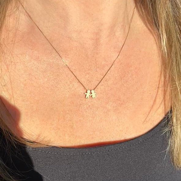 Colar Casal de Mãozinha Inclinado Ouro 18k no pescoço