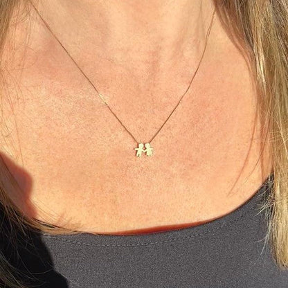 Colar Casal de Mãozinha Inclinado Ouro 18k no pescoço