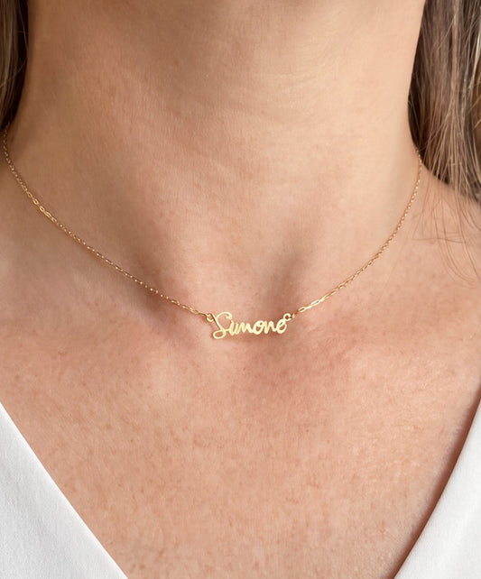 Mulher de 44 anos usando Colar Choker Cartier de Nome Simone em Ouro 18k