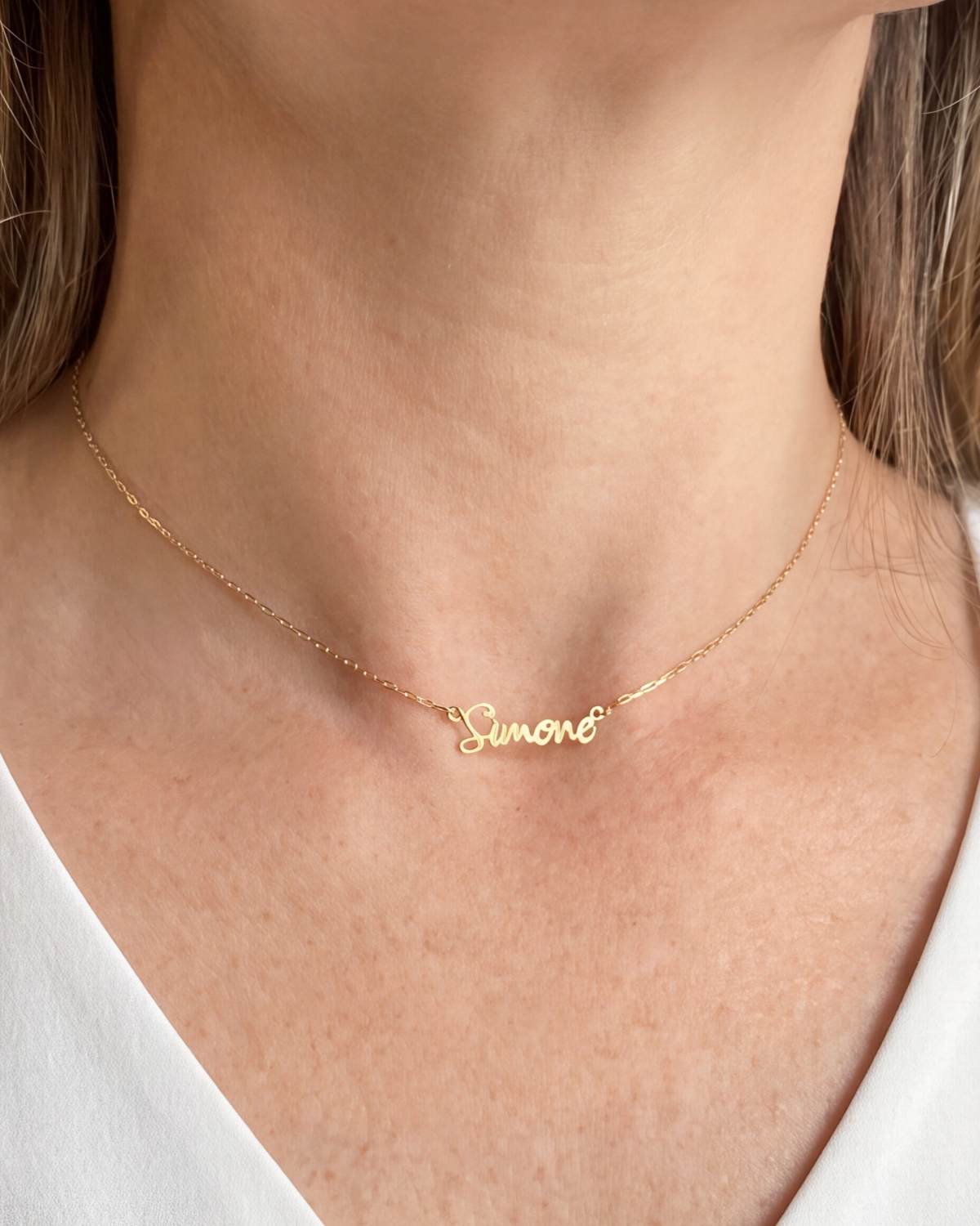 Mulher vestindo Colar Choker Cartier Nome personalizado em Ouro 18k