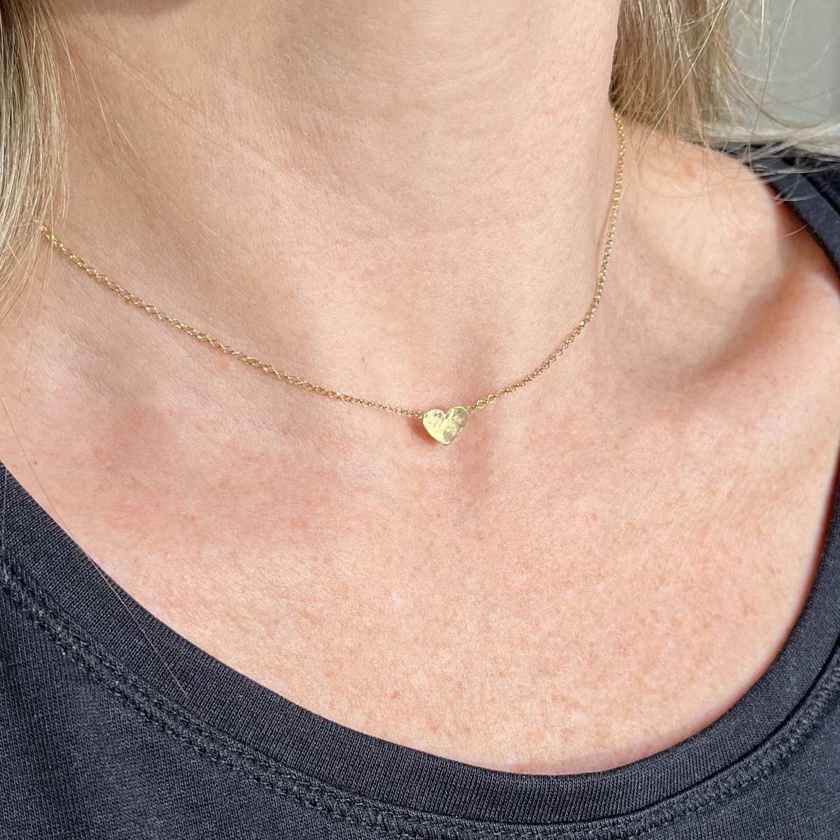 Colar Choker Coração Ouro 18k no colo feminino