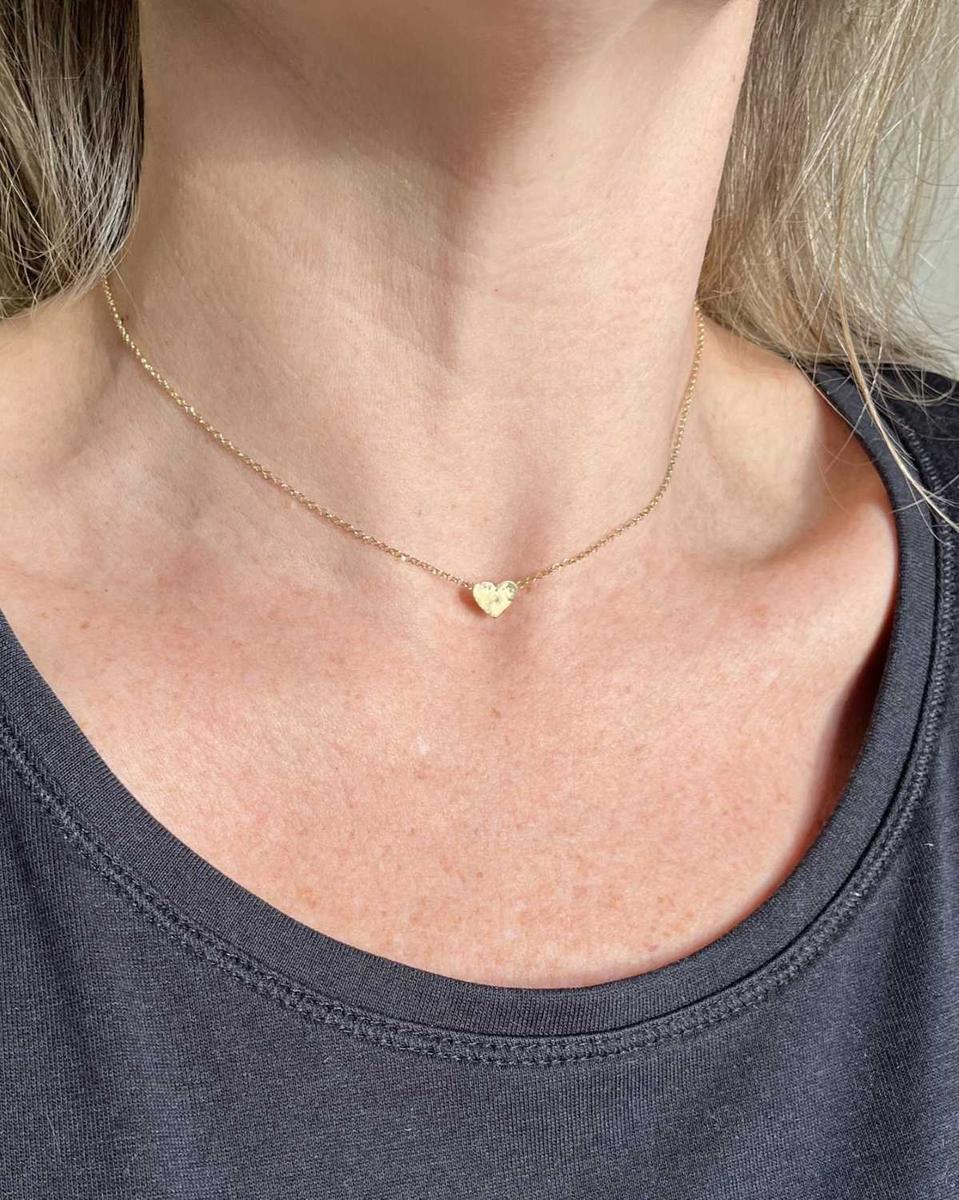 Colar Choker Coração Ouro 18k em uso