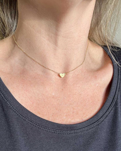 Colar Choker Coração Ouro 18k em uso