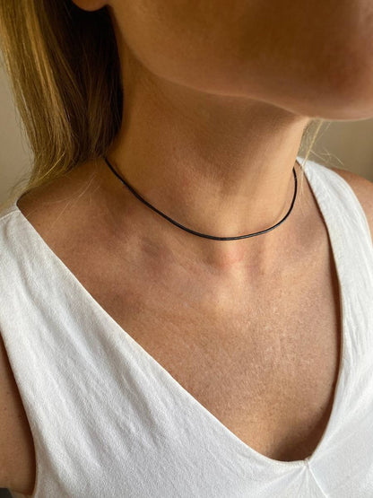 Mulher loira de 40 anos usando Colar Choker Courinho Ouro 18k