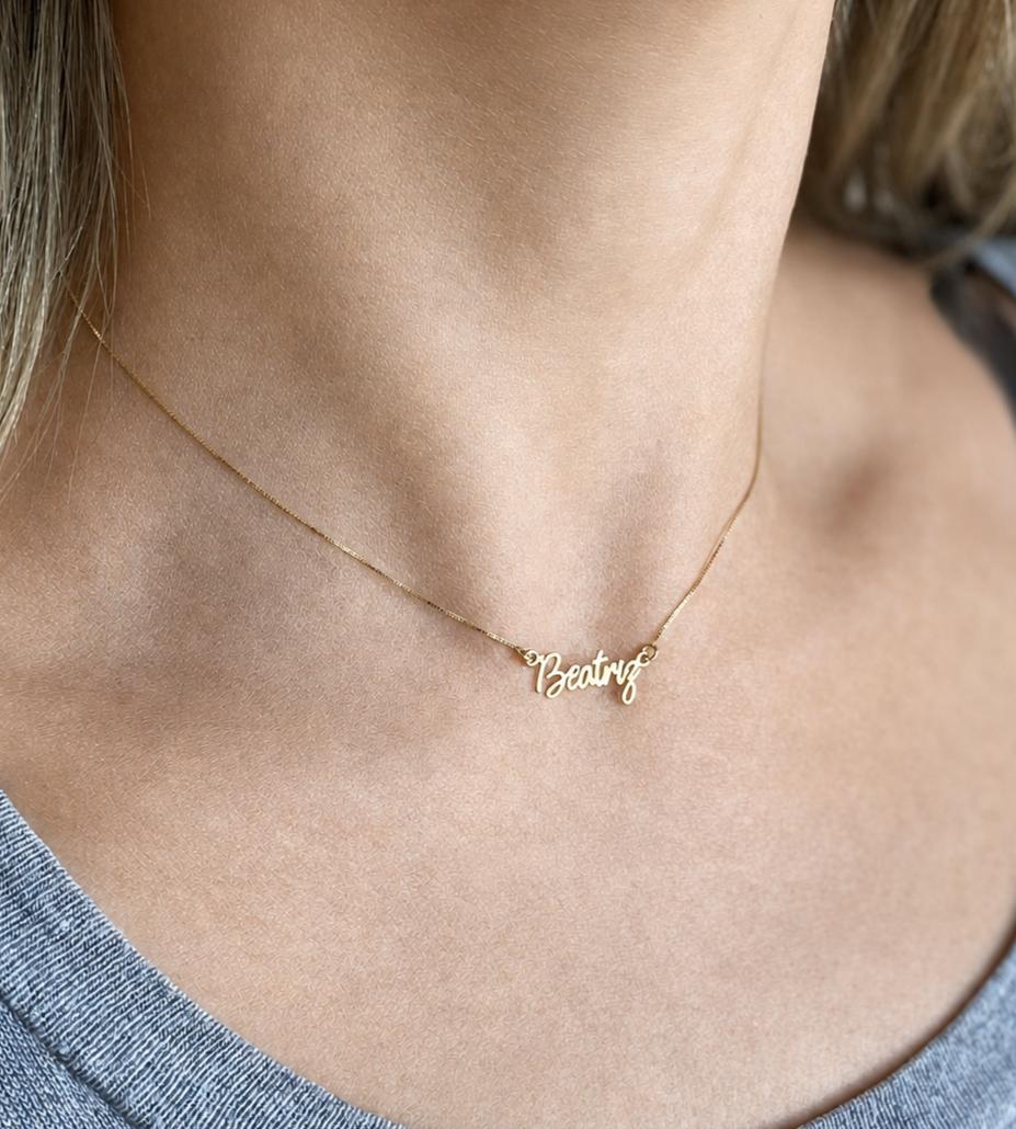 Mulher de 43 anos usando Colar com nome Beatriz na corrente Veneziana Ouro 18k