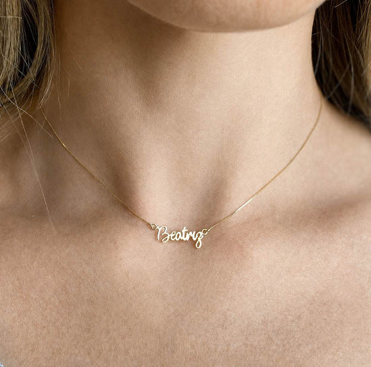 Mulher de 44 anos usando Colar Choker Veneziana Nome Ouro 18k