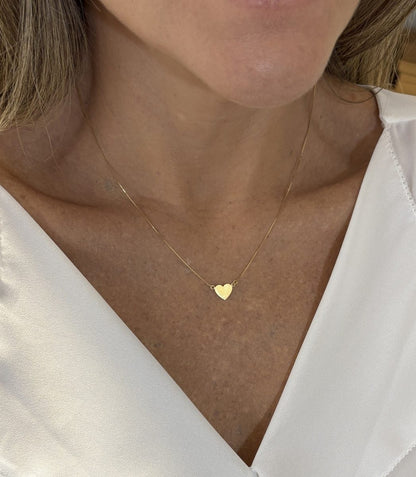 Colar Coração 8mm Ouro 18k no colo feminino
