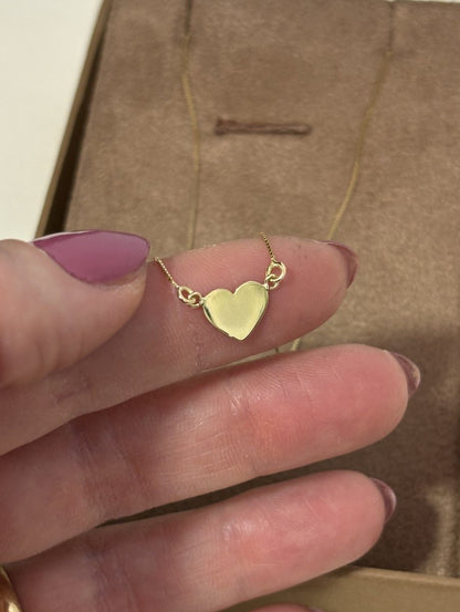 Colar Coração 8mm Ouro 18k segurando no estojo de joia