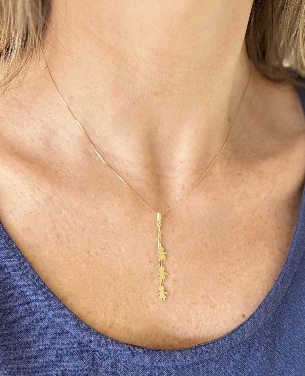 colar 3 filhos familia ouro 18k em uso