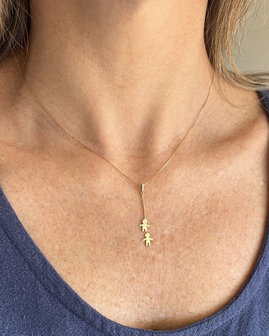 Colar familia casal filhos ouro 18k pendurados em uso