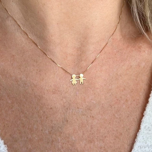 colar casal filhos ouro 18k em uso na colo da mae